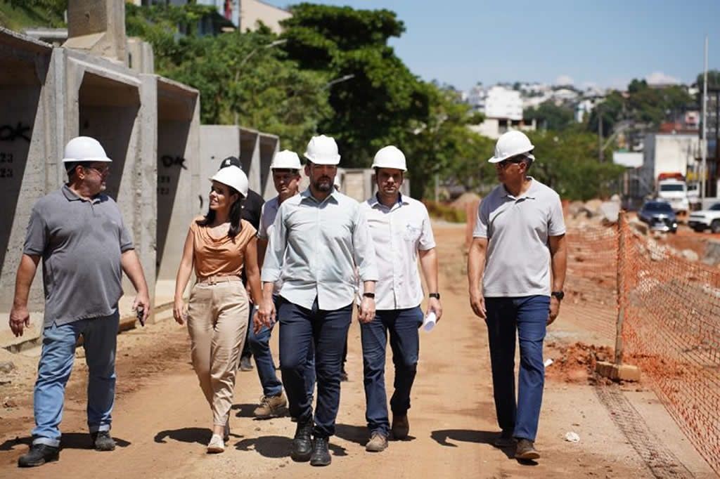 Prefeito Victor Coelho, o vice  (à direita) e a secretária, além de pessoas da secretaria de obras